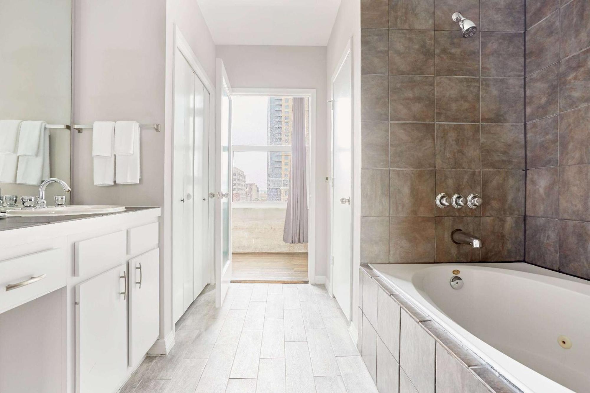 Reside Downtown, A Wyndham Apart Otel Houston